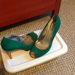 Guess green peep toe